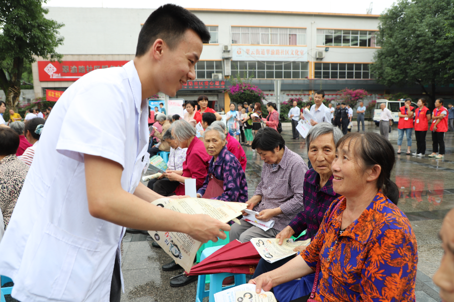 加強轄區(qū)居民健康管理(lǐ) 兩江新區(qū)完成家庭醫生簽約近10萬人(rén)